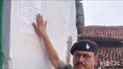 रामगढ़: रामगढ़ पुलिस ने फरार आरोपी राकेश विश्वकर्मा के घर पर इश्तिहार चिपकाया