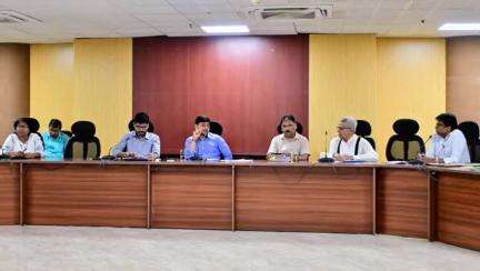 धनबाद/केंदुआडीह: धनबाद: समाहरणालय में उपायुक्त ने की बैठक, अस्पताल के सभी चिकित्सक ओपीडी में रहेंगे