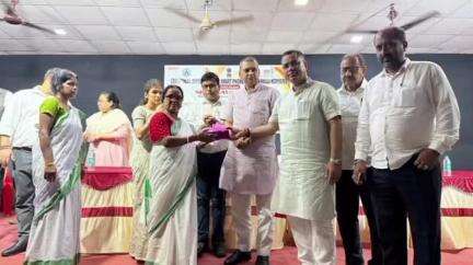 করিমগঞ্জ: শ্রীভূমি শহরের বঙ্গভবনে অঙ্গনওয়াড়ি কর্মীদের হাতে স্মার্টফোন তুলে দিলেন রাজ্যের মন্ত্রী
