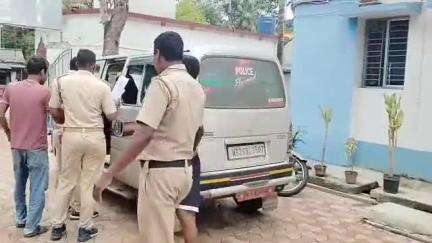 স্বরূপনগর: হাকিমপুর থেকে গাজা ও ফেনসিডিল বাংলাদেশের পাচার করার আগেই গ্রেপ্তার যুবক,উদ্ধার গাজাসহ ১০০ বোতল ফেনসিডিল