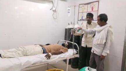 महोबा: महोबा से सटे बारीगढ़ गांव के एक युवक ने अज्ञात कारणों से जहरीले पदार्थ का सेवन किया, जिला अस्पताल में उपचार जारी