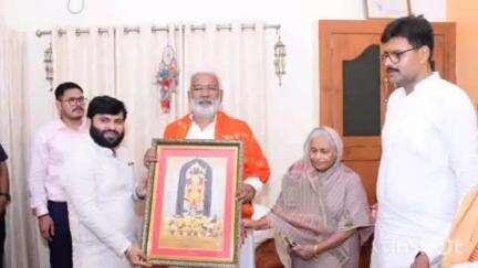 सोहावल: जल शक्ति मंत्री स्वतंत्र देव सिंह ने बीकापुर विधायक डॉक्टर अमित सिंह चौहान के आवास महोली में की मुलाकात