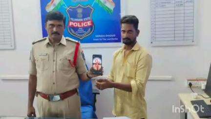 వికారాబాద్: మొబైల్ ఫోన్ పోగొట్టుకున్న చోరీకి గురైన వెంటనే పోలీస్ స్టేషన్లో ఫిర్యాదు చేయాలి : సీఐ వెంకట్