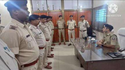 नवादा: पुलिस केंद्र नवादा में पुलिस अधीक्षक ने 35 सहायक अवर निरीक्षकों को बैच लगाकर किया सम्मानित