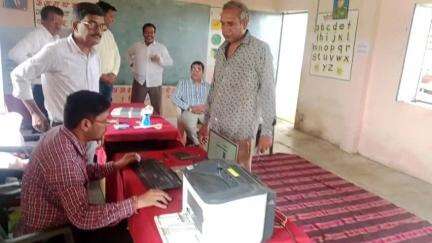 हरदा: देवतलाब एवं बैडी के 5 मतदान केन्द्रों पर मॉक पोल संपन्न