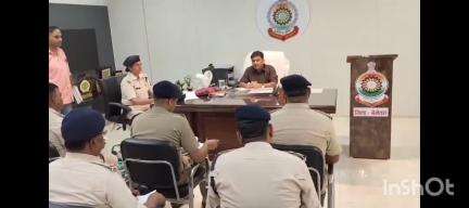 बेमेतरा: बेमेतरा में SSP ने राजपत्रित अधिकारियों व थाना/चौकी प्रभारियों की लंबित शिकायतों के निराकरण हेतु समीक्षा बैठक ली