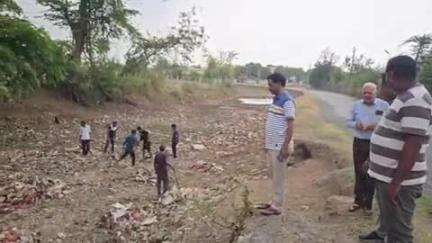 निवाड़ी: जल गंगा संवर्धन अभियान: ओरछा नगर पंचायत ने सतारा नदी पर किया श्रमदान, दिया स्वच्छता का संदेश