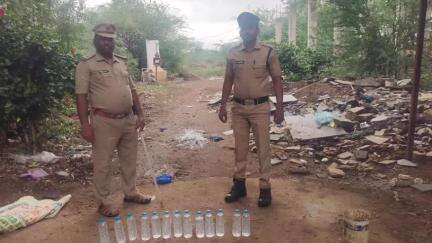 నీలి షికారి పేటలోఎక్సైజ్ అధికారులు దాడి  : 900 లీటర్ల బెల్లపుట ధ్వంసం,70 లీటర్ల నాటుసారాస్వాధీనం నలుగురువ్యక్తులు అరెస్ట