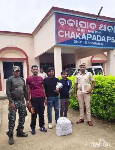 ଜି ଉଦୟଗିରି: ଚକାପାଦ ପୋଲିସ ତିନି ଗଞ୍ଜେଇ ମାଫିଆ ଚକାପାଦ ନିକଟରୁ ଧରିବା ସହ  ଗଞ୍ଜେଇ  ଜବତ କରିଛି,ବାଇକ୍ ଜବତ ହୋଇଅଛି