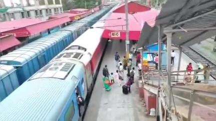 बाढ़: बाढ़ में एर्नाकुलम एक्सप्रेस का इंजन फेल होने से यात्री साढ़े तीन घंटे तक रहे परेशान