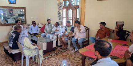 सिहुंता: युवा कांग्रेस जिला अध्यक्ष सुनाभ पठानिया ने गांव कालनी में गौशाला में आग लगने से हुए नुकसान का लिया जायजा