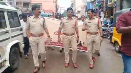 పట్టణంలో ప్రజలకు యోగ పై అవగాహన కల్పిస్తూ ర్యాలీ నిర్వహించిన పట్టణ డిఎస్పి నర్సింహమూర్తి