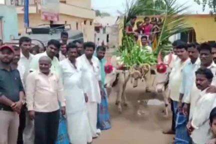 ಹುಣಸಗಿ: ಬೊಮ್ಮನಗುಡ್ಡ ಗ್ರಾಮದ ಪ್ರಾಥಮಿಕ ಶಾಲೆಯಲ್ಲಿ ಶಾಲಾ ಪ್ರಾರಂಭೋತ್ಸವ, ಗ್ರಾಮದಲ್ಲಿ ಅದ್ದೂರಿಯಾಗಿ ಎತ್ತಿನ ಬಂಡಿ ಮೂಲಕ ವಿದ್ಯಾರ್ಥಿಗಳ ಮೆರವಣಿಗೆ