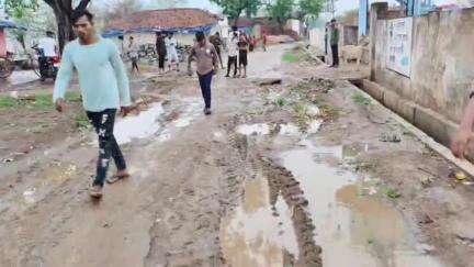 पलारी: जंगलोर में स्कूल तरफ जाने वाली सड़क का हाल बेहाल, कीचड़ पार कर छात्रों को स्कूल जाने में होती है समस्या #jansamasya