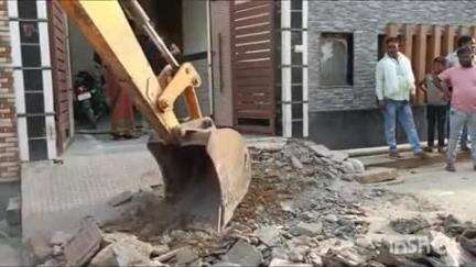 धौलपुर: शास्त्री नगर में जेसीबी की मदद से ध्वस्त किया गया नालों पर बना अवैध निर्माण