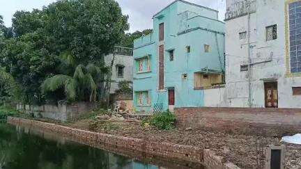 কালনা ১: কালনায় অবৈধভাবে পুকুর ভরাটের অভিযোগ খোদ পৌরসদস্যের, অভিযোগ ঘিরে প্রকাশ্যে এলো মতবিরোধ পৌরসদস্য ও পৌরপ্রধানের