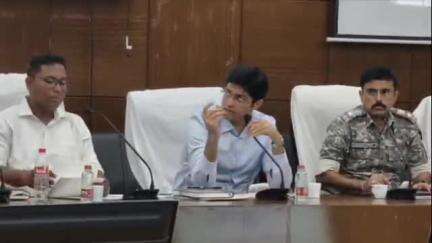 गडचिरोली: जिल्हाधिकारी यांच्या अध्यक्षतेखाली नियोजन भवन येथे जिल्हा रस्ते सुरक्षा समितीची बैठक