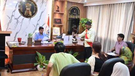 धनबाद/केंदुआडीह: धनबाद समाहरणालय में उपायुक्त ने लगाया जनता दरबार, लोगों की समस्याओं से हुए अवगत