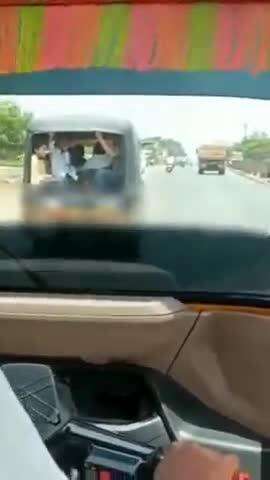 हवेली: पुणे सोलापूर महामार्गावर उरुळी कांचन ते हडपसर दरम्यान अवैध रिक्षातील प्रवाशी वाहतूकीचा व्हिडिओ झाला व्हायरल