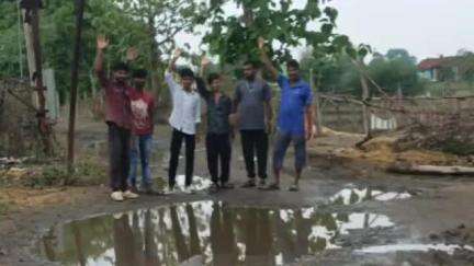 गडचिरोली: चेरपल्ली मार्गावरील जीवघेणे खड्डे बुजवा, अन्यथा कार्यालयातच खड्डे खोदण्यात येईल ग्रामस्थांचा इशारा #Jansamasya