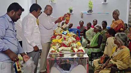 పలమనేరు: వీ.కోట: ఎస్.బండపల్లి మాజీ ఎంపీటీసీ శివరాం సతీమణి అనారోగ్యంతో మృతి, నివాళులర్పించిన జిల్లా జడ్పీ చైర్మన్