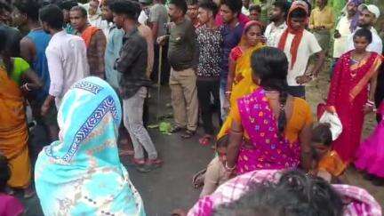 टाटीझरिया: एनएच-522 बन्हें-केंदुआ पसेरी मोड़ के पास सड़क दुर्घटना में युवक की मौत, लोगों ने किया सड़क जाम