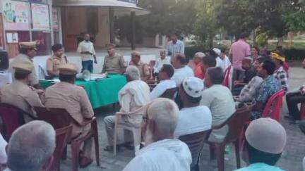 डुमरियागंज: सीओ सदर ने आगामी त्यौहार बकरीद के दृष्टिगत थाना लोटन पर प्रधान व सम्मानित व्यक्तियों के साथ की पीस कमेटी गोष्ठी