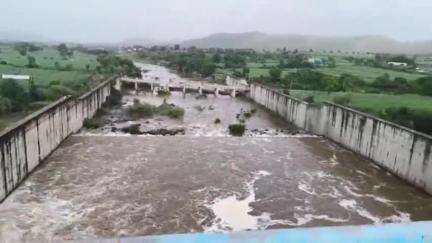 वडवणी: तालुक्यातील कुंडलिका धरण पूर्ण क्षमतेने भरले; पाण्याचा विसर्ग सुरू