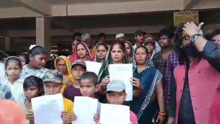 आज़मगढ़: समेदा ग्रामसभा में रास्ते की समस्या को लेकर ग्रामीण पहुंचे डीएम दरबार, किया रास्ते की मांग #jansamasya