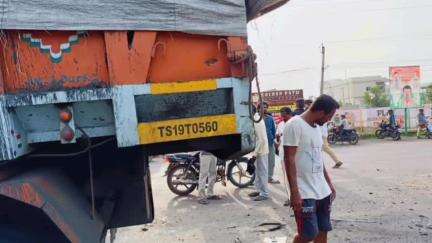 భూపాలపల్లి: పట్టణంలోని 8 ఇంక్లైన్‌ టర్నింగ్‌ వద్ద ఆర్టీసీ బస్సును ఢీకొట్టిన లారీ, ఇద్దరికి తీవ్ర, పదిమందికి స్వల్ప గాయాలు