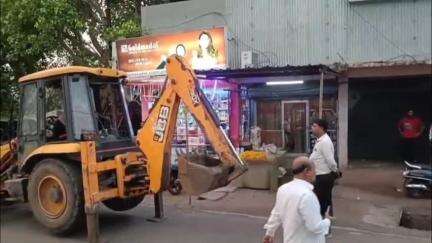 खंडवा नगर: खंडवा के आनंद नगर में नगर निगम द्वारा अतिक्रमण हटाओ अभियान चलाया गया