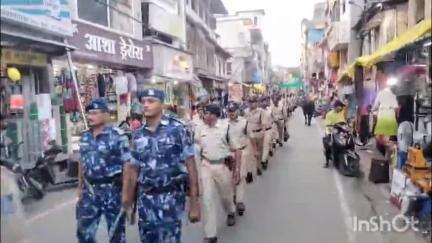 धार: धार शहर में शुक्रवार शाम सुरक्षा और शांति का संदेश देते हुए निकाला गया फ्लैग मार्च