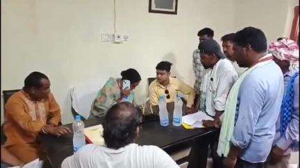 सरायकेला: सांसद ने पुराने जिला परिषद कार्यालय में साप्ताहिक जनता दरबार में सुनी लोगों की समस्याएं