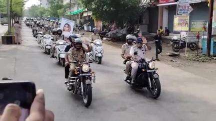 पांडुरना: पांढुर्णा पुलिस ने हेलमेट पहनकर निकाली बाइक रैली, कलेक्टर-SP व ASP हुए शामिल