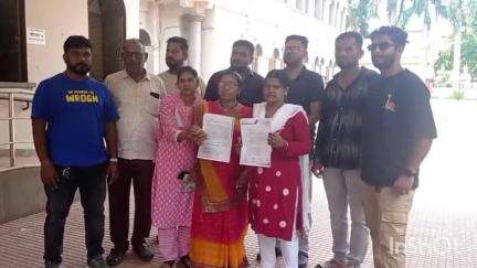 धमतरी: श्रीनाथ कालोनी के निवासियों ने अपनी समस्या को लेकर स्वास्थ्य मंत्री के नाम अपर कलेक्टर को सौंपा ज्ञापन #jansamasya