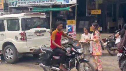 ब्यावरा: सिख समाज ने गुरुद्वारे के सामने गुरु की शहादत पर लोगों को ठंडा शरबत वितरित किया