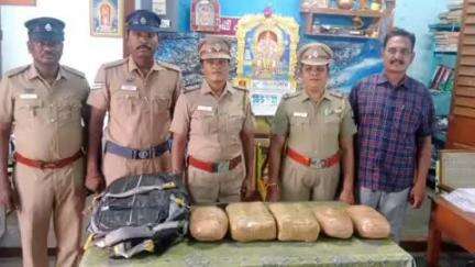 காட்பாடி: காட்பாடி ரயில் நிலையத்தில் ரயிலில் கேட்பாரற்று கிடந்த 8 கிலோ கஞ்சா பறிமுதல் காட்பாடி ரயில்வே இருப்பு பாதை போலீசார் நடவடிக்கை