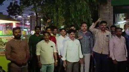 తెలుగుదేశం పార్టీ నాయకుడిని అరెస్టు చేయాలని అనంతపురం నగరపాలక సంస్థ కార్యాలయం ఎదుట ఉద్యోగుల నిరసన