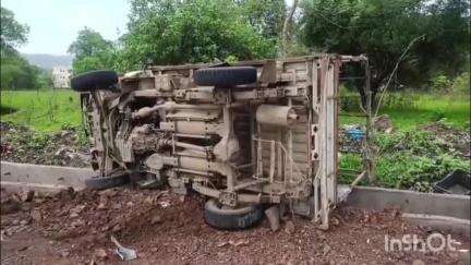 महाड: वांगणी-बदलापूर हायवेवर भीषण अपघात निसरड्या रस्त्यावरून  तीन गाड्या घसरल्या