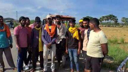 अरियरी: ई-रिक्शा चालक ने पेट्रोल पंप के पास किया रोड जाम, घंटों बाधित रहा यातायात