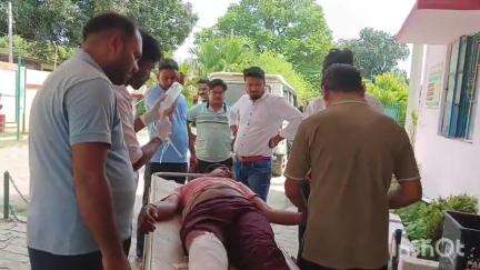 गावां: बाइक और ट्रक की टक्कर में बाइक सवार गंभीर रूप से घायल, ग्रामीणों ने ट्रक चालक को पकड़कर पुलिस को सौंपा