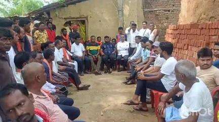 चन्द्रपुरा: नर्रा में नीम के पेड़ से गिरने से युवक घायल, इलाज के दौरान मौत, समझौते के बाद हटाया गया शव