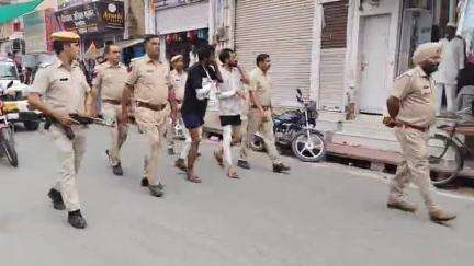 राजगढ़: राजगढ में शराब ठेके पर फायरिंग कर हत्या के प्रयास में गिरफ्तार आरोपियों को पुलिस ने शहर में पैदल घुमाकर निकाला जुलूस