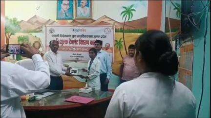 इटावा: सदर तहसील इलाके के सीएमओ कार्यालय पर 62 एएनएम छात्राओं को सीएमओ और डिप्टी सीएमओ ने टेबलेट वितरित किए