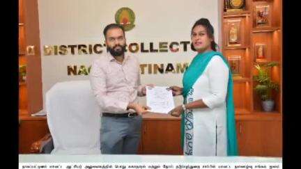 நாகப்பட்டினம்: மாவட்ட ஆட்சியர் அலுவலகத்தி ல் தொகுப்பூதிய செவிலியர் ஆக திருநங்கை ரியா என்பவருக்கு பணி நியமன ஆணையை ஆட்சியர் ஆகாஷ் வழங்கினார்