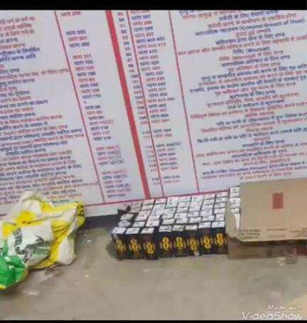 दावथ: मंझौली मोड के समीप पुलिस ने एक बाइक के साथ अंग्रेजी शराब बरामद की है