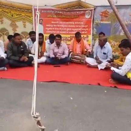 ಕಲಬುರಗಿ: ಎಪಿಎಂಸಿಯಲ್ಲಿನ ಅನಧಿಕೃತ ಮಳಿಗೆಗಳನ್ನ ತೆರವು ಮಾಡುತೆ ಆಗ್ರಹಿಸಿ ವಿವಿಧ ಸಂಘಟನೆಗಳಿಂದ ಭಜನೆ ಮೂಲಕ ಪ್ರತಿಭಟನೆ