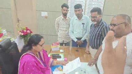 सिमडेगा: सिमडेगा में प्रेस भवन निर्माण की मांग तेज, पत्रकार संघ ने डीसी को सौंपा ज्ञापन