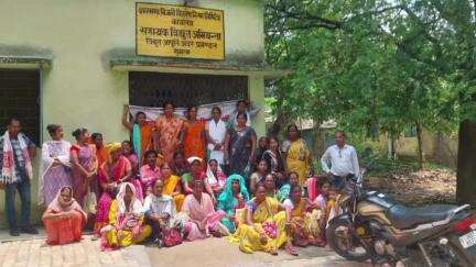गुमला: त्रुटिपूर्ण बिजली बिल व कनेक्शन में सुधार को लेकर बिजली विभाग में प्रदर्शन