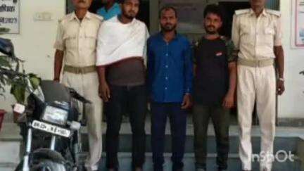 तुरकौलिया: पुलिस ने 4 वर्षों से फरार शराब तस्कर सहित एक तस्कर और एक शराबी को गिरफ्तार कर शुक्रवार को न्यायिक हिरासत में भेजा
